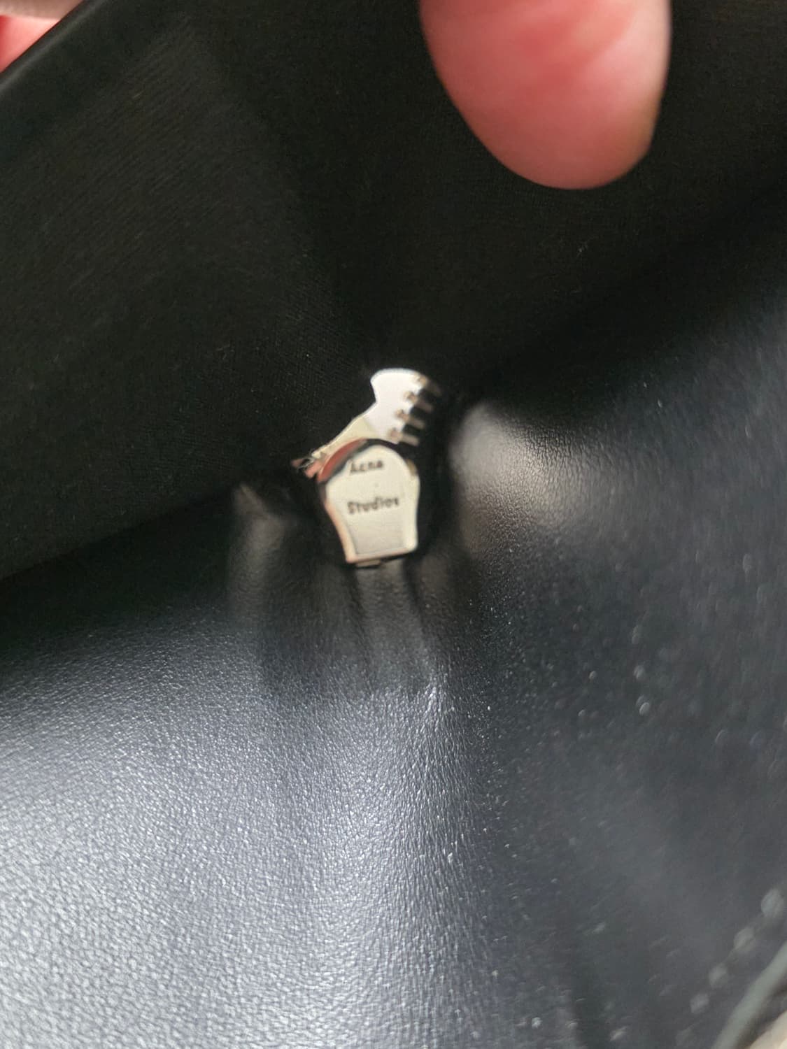 아크네 스튜디오 블랙 가죽 반지갑  zip wallet 상품이미지4