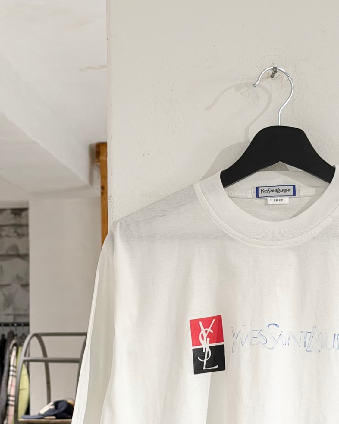 이브 생 로랑 화이트 로고 프린팅 롱슬리브 티셔츠 상품이미지2