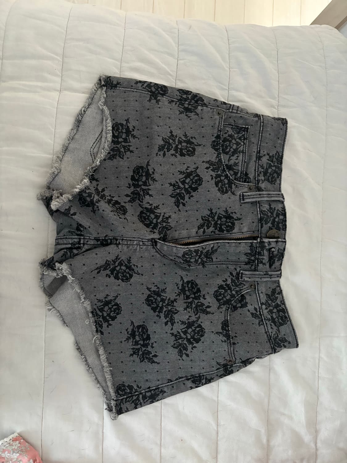 게스 장미 패턴 블랙 데님 숏츠 상품이미지1