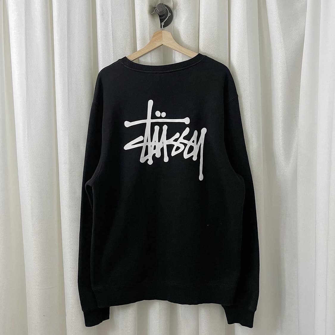 스투시 블랙 백빅로고 라운드 맨투맨 상품이미지1