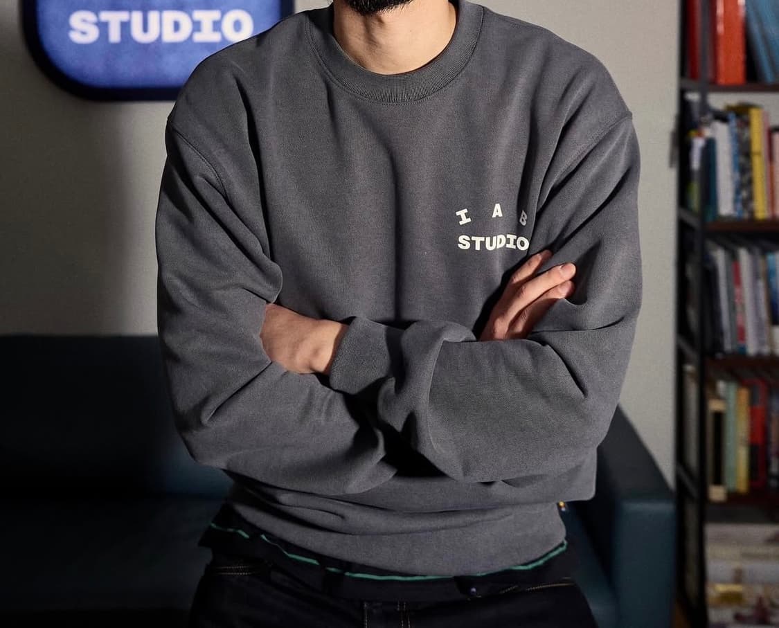 아이앱 스튜디오 데미지드 로고 스웨트셔츠차콜 새상품 판매합니다 상품이미지2