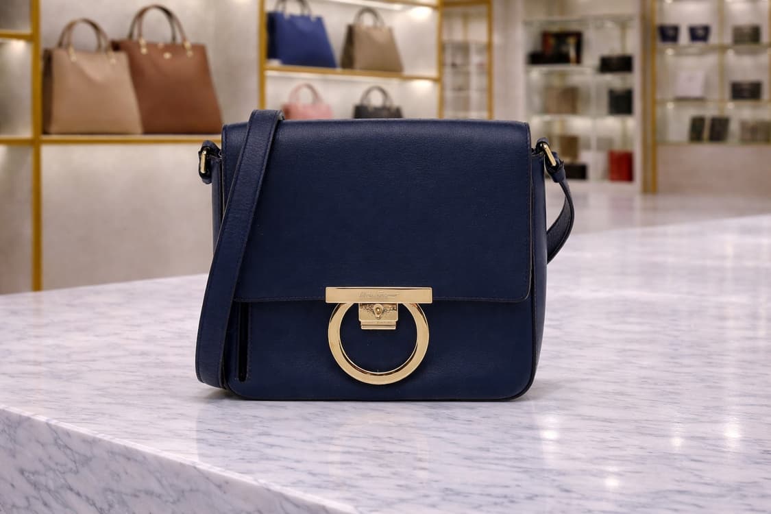 [A급] 페라가모 락 플랩 크로스백 판매합니다!!! 상품이미지1