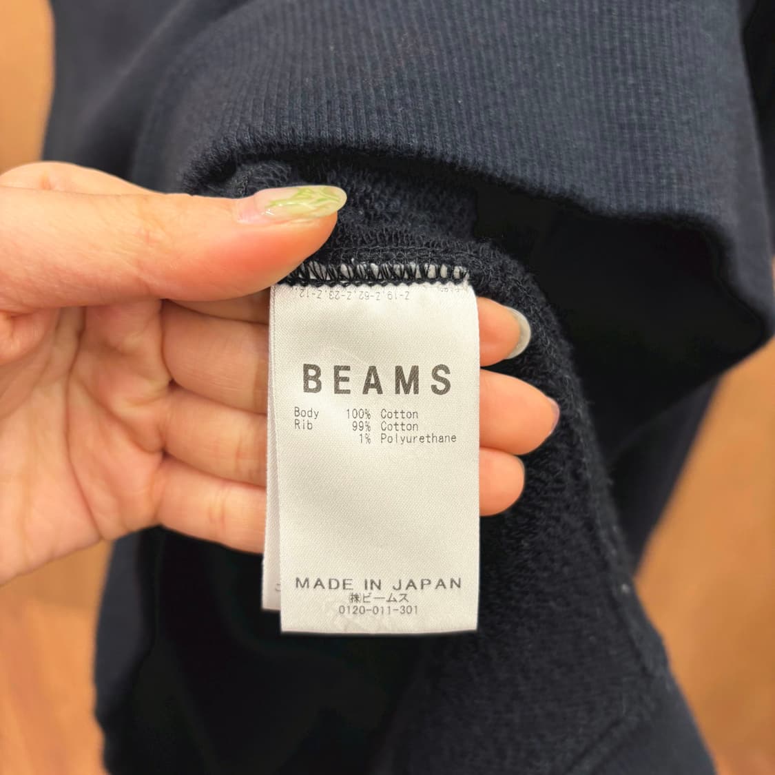 빔즈 코튼 긴팔 맨투맨 멀티 컬러 로고 자수 디테일 레귤러핏 블랙 상품이미지7