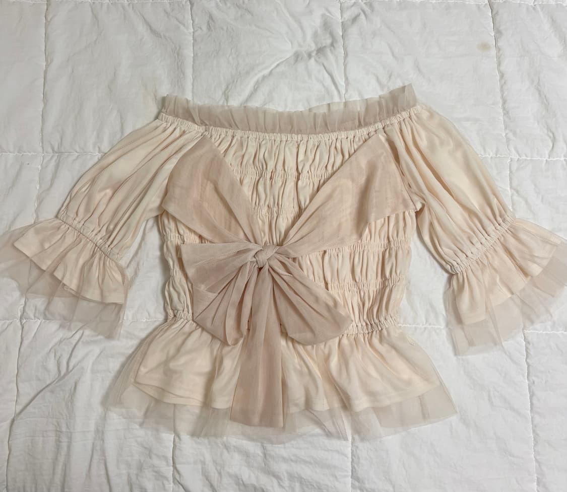 엑시즈팜므 오프숄더 셔링 프릴 리본 핑크 블라우스  상품이미지1