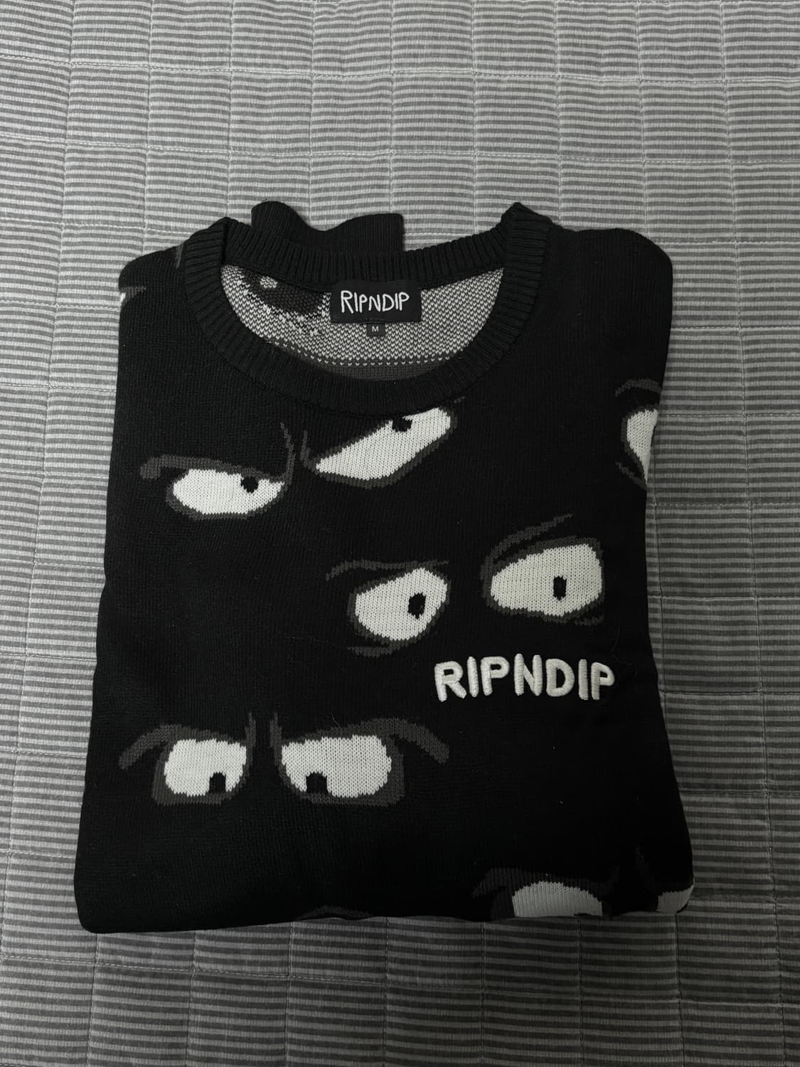 [새상품] 립앤딥 RIPNDIP 눈알 니트 M 상품이미지1