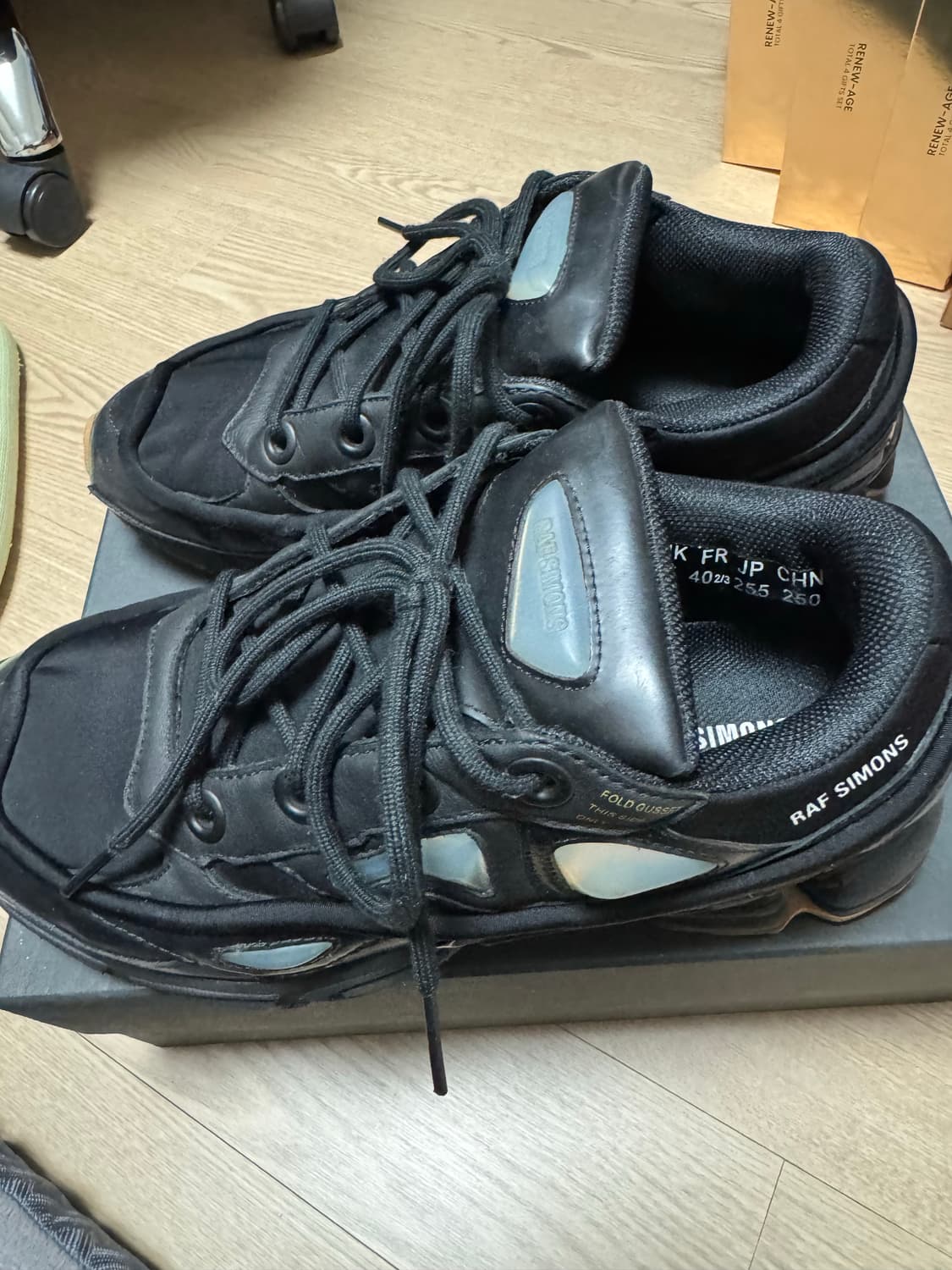 라프시몬스 아디다스 오즈위고 250 팝니다. 상품이미지4