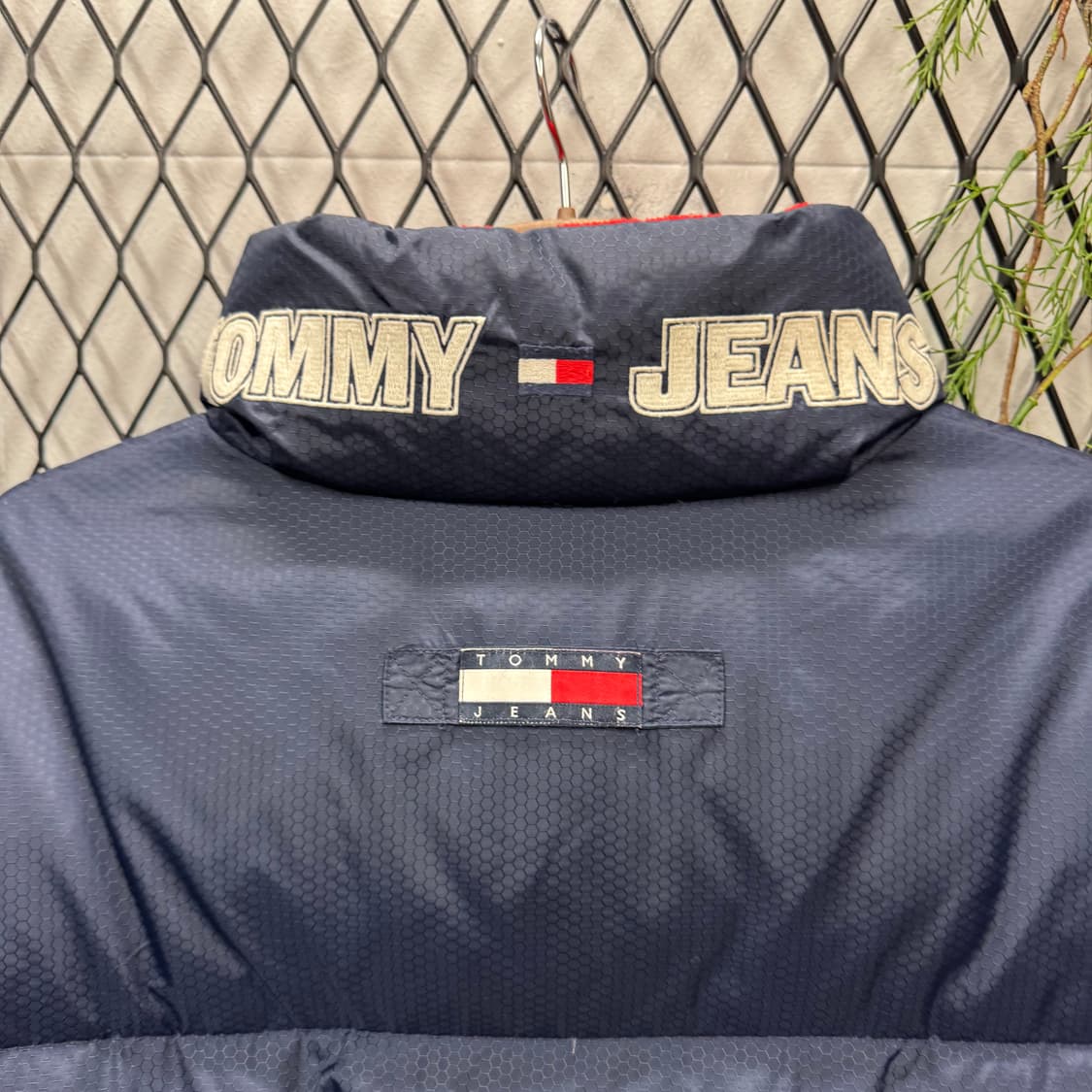 타미 진스 구스다운 패딩 점퍼 후면 로고 포인트 네이비 레드 상품이미지7