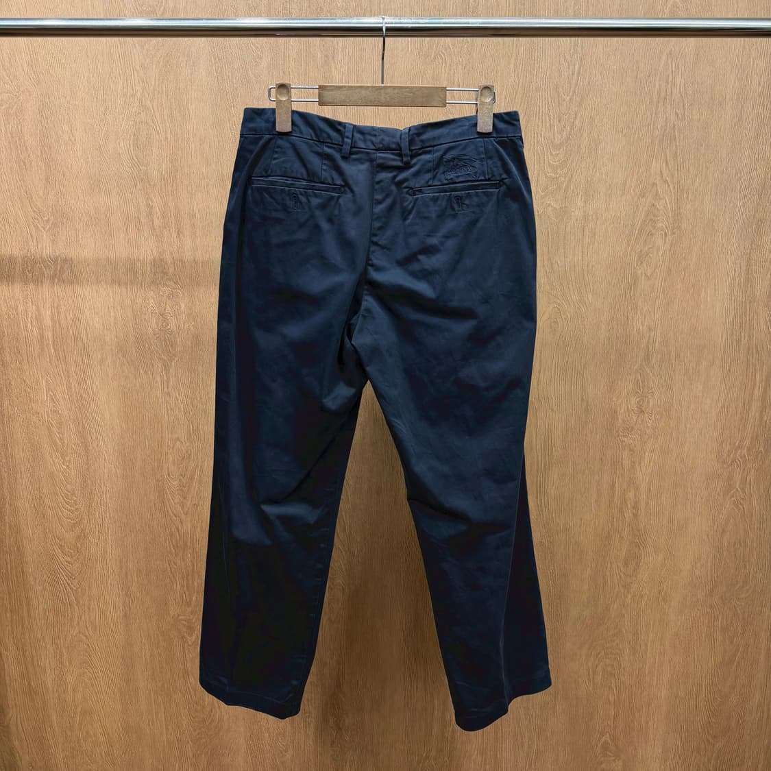 버버리 런던 코튼 팬츠 사이드 힙 포켓 로고 자수 디테일 딥 네이비 상품이미지3