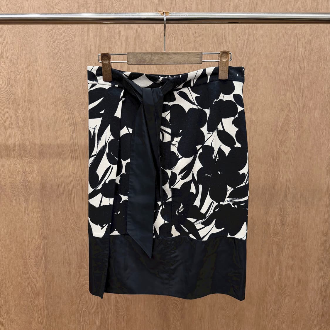 막스마라 미디 스커트 플로럴 프린팅 리본 스트랩 타이 디테일 H라인 블랙 상품이미지2