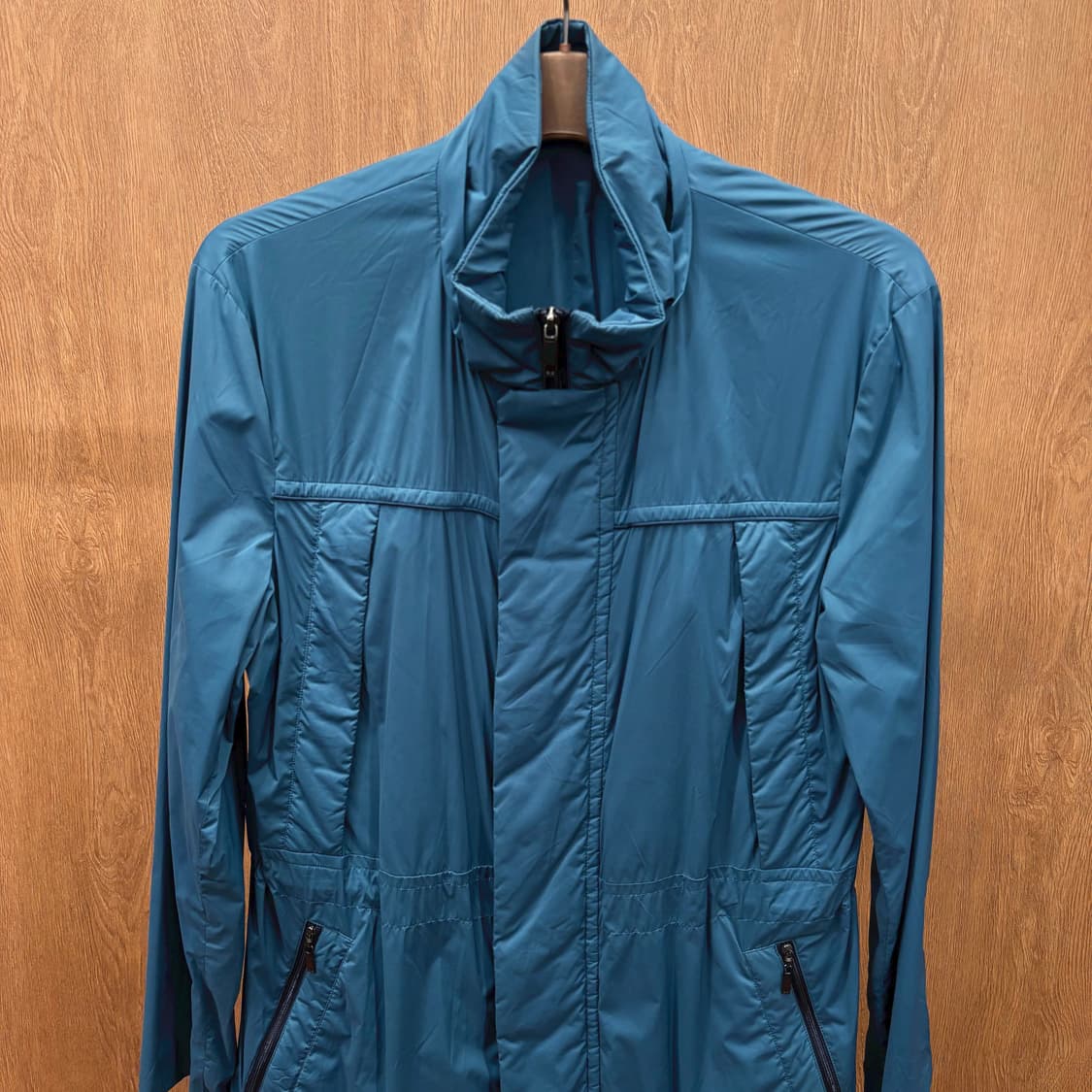 랑방 콜렉션 하이넥 라이트 집업 점퍼 드로우 스트링 디테일 블루 상품이미지4