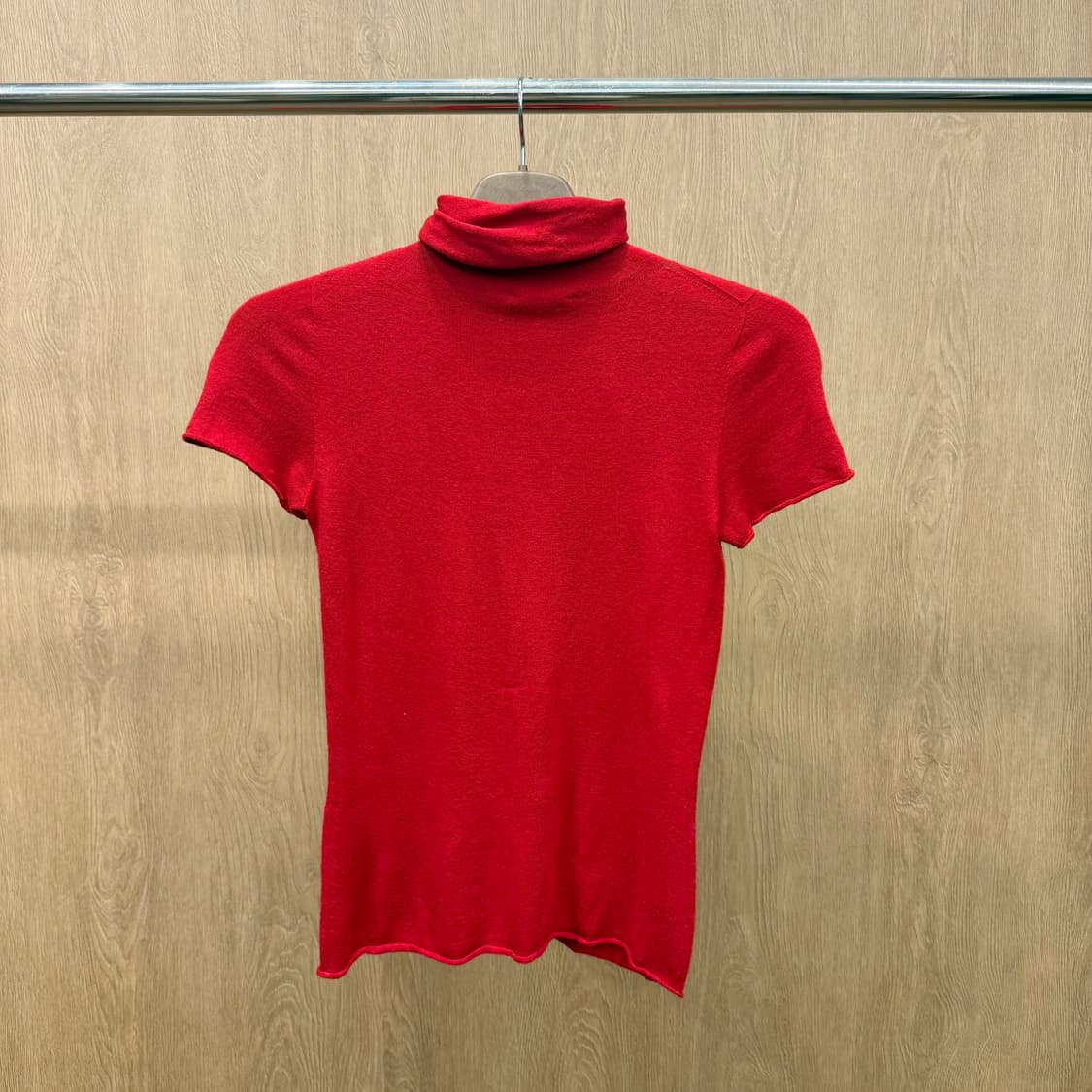 막스앤코 터틀넥 반팔 니트 파인 니트 롤 엣지 디테일 슬림핏 레드 상품이미지3