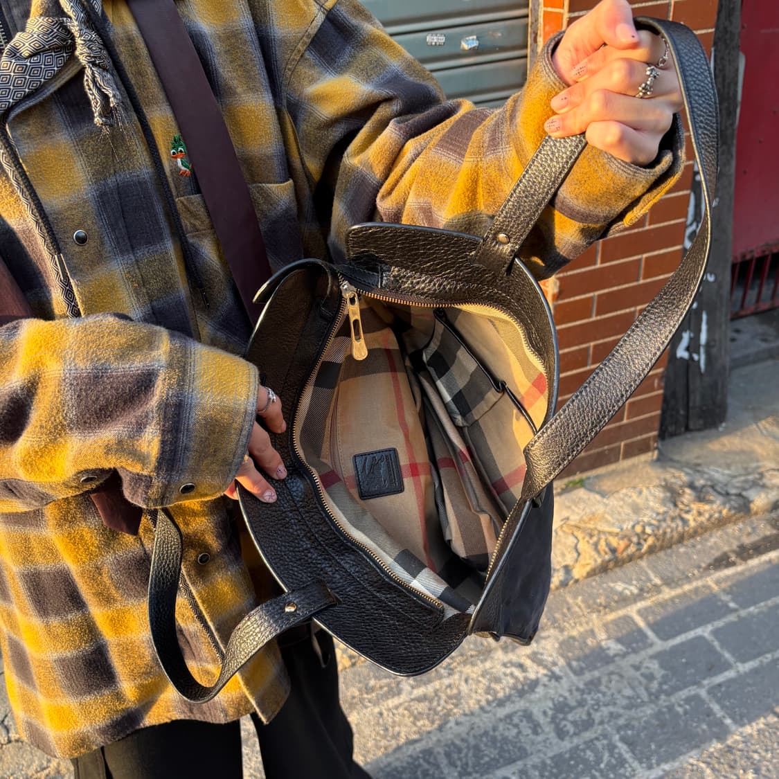 버버리 stowell 캔버스 레더 롤업 토트백 상품이미지3