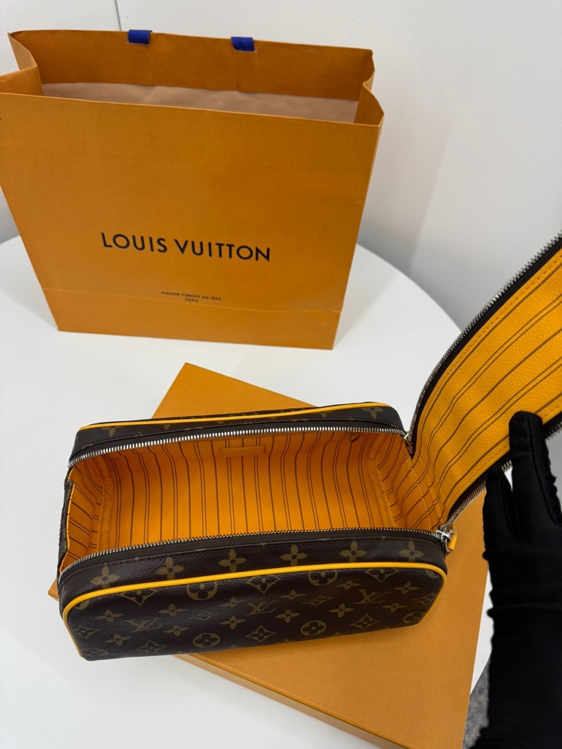 [백화점] 루이비통 돕 키트 토일렛 파우치 사프란 옐로우  상품이미지7