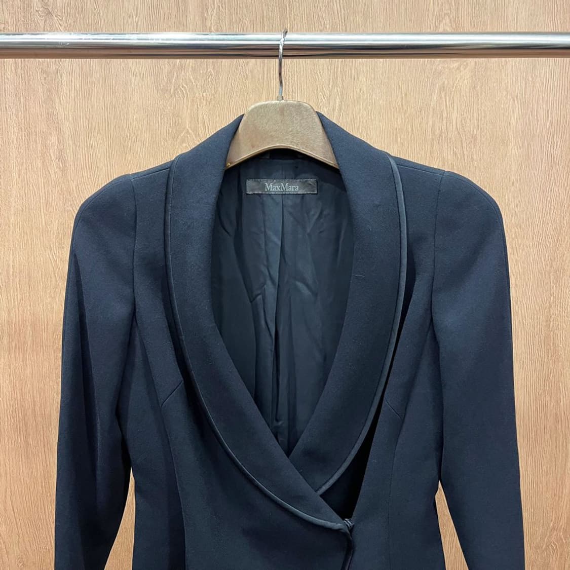 막스마라 슬림핏 테일러드 자켓 숄 카라 랩 허리 라인 절개 디테일 블랙 상품이미지4