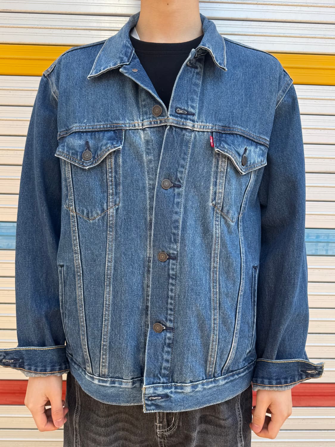 Levi’s Vintage Fit Denim Trucker Jacket 상품이미지3