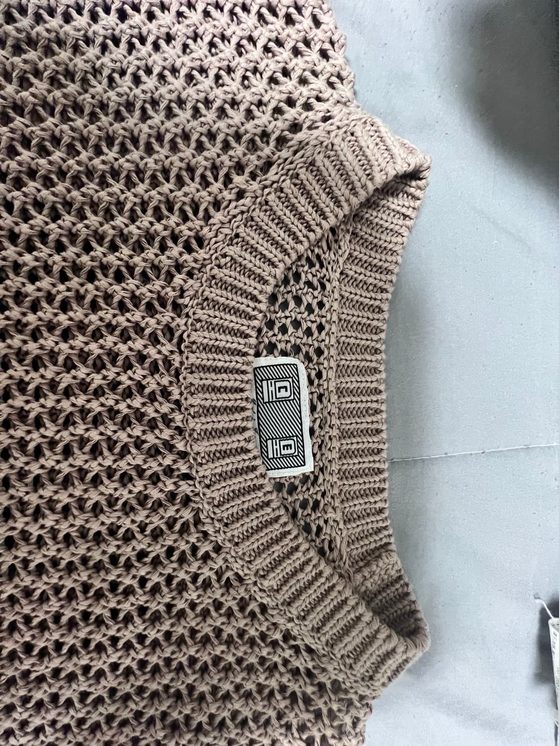 카브엠트 사이드 립 루즈 네트 니트 스웨터 베이지 - 23FW 상품이미지4