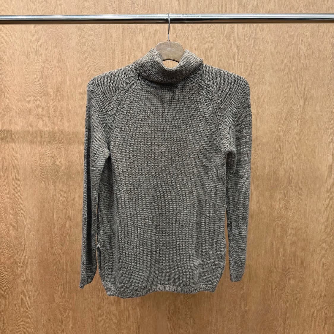 막스마라 아이블루스 터틀넥 니트 사이드 슬릿 디테일 레귤러핏 브라운 상품이미지3