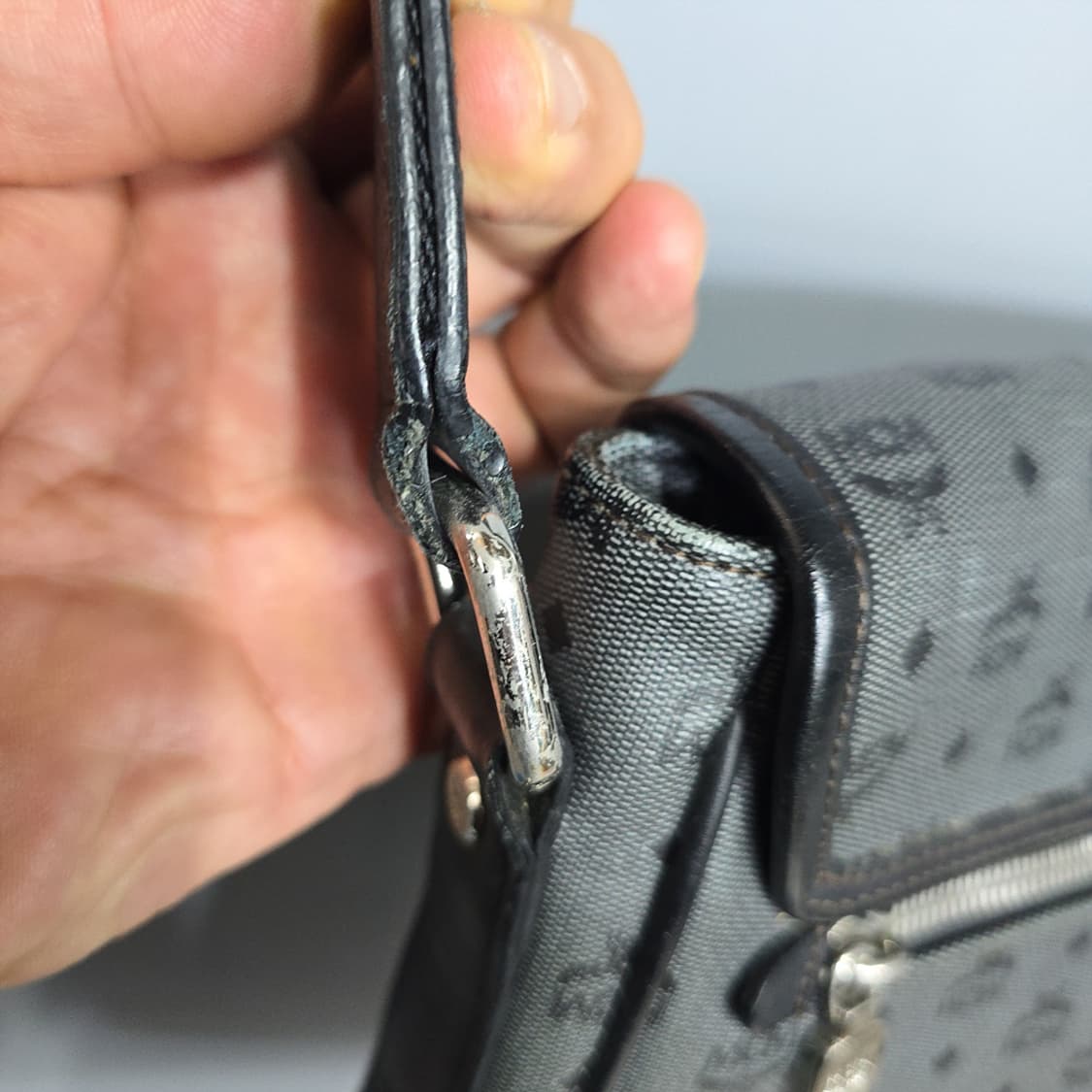 엠씨엠(MCM) 비세토스 메신저백 그레이 상품이미지10