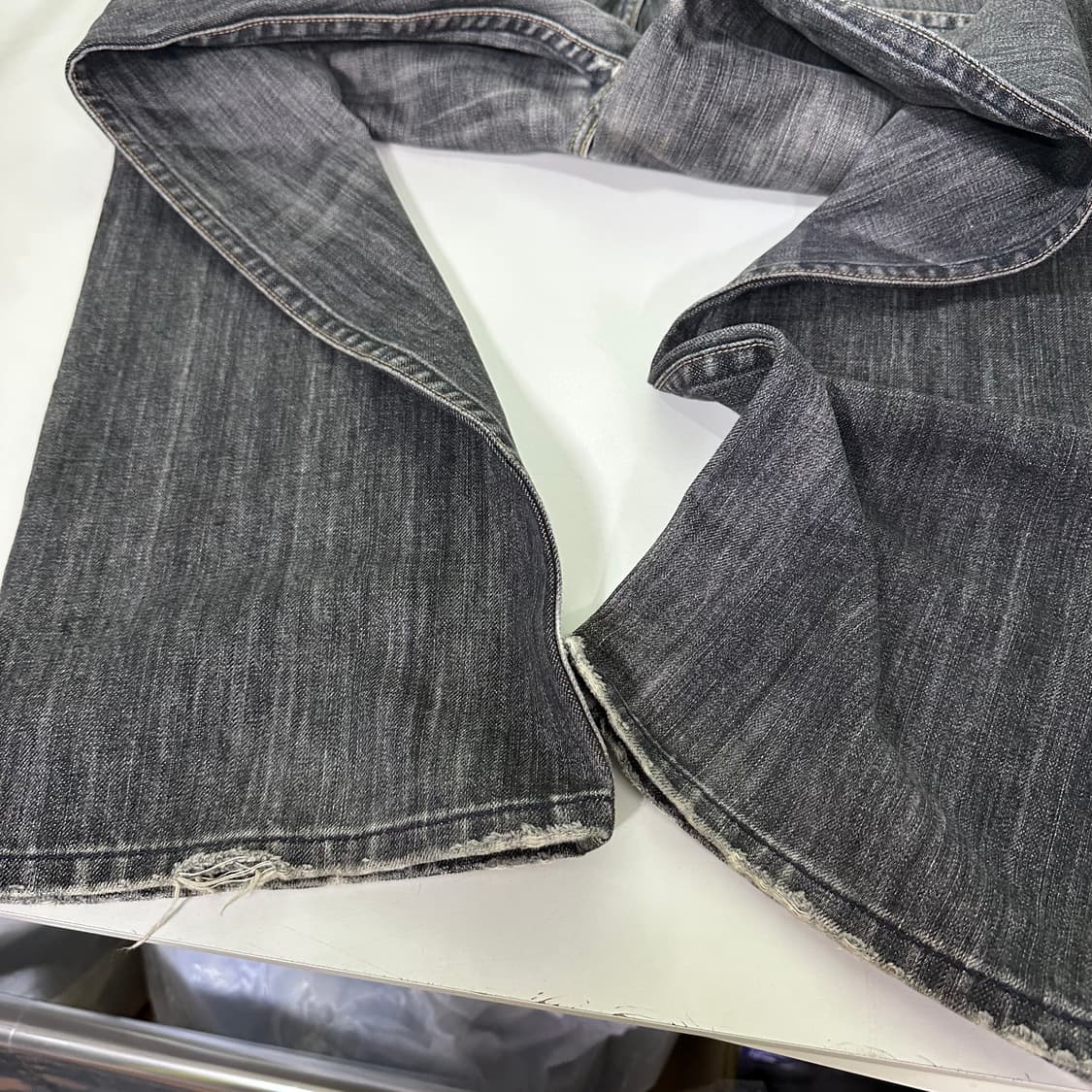 32 L 리바이스702 일자핏 블랙그레이워시드 옐로우스티치 데님팬츠 상품이미지4