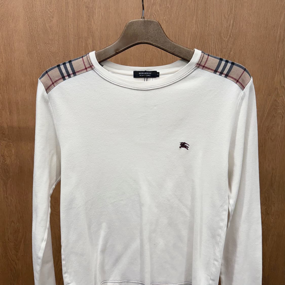 버버리 블랙 라벨 라운드넥 티셔츠 로고 자수 체크 배색 디테일 아이보리 상품이미지4
