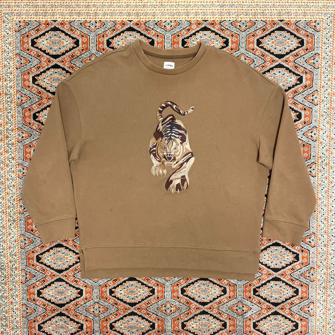 티아이포맨 호랑이자수 브라운 맨투맨 남성100 상품이미지1