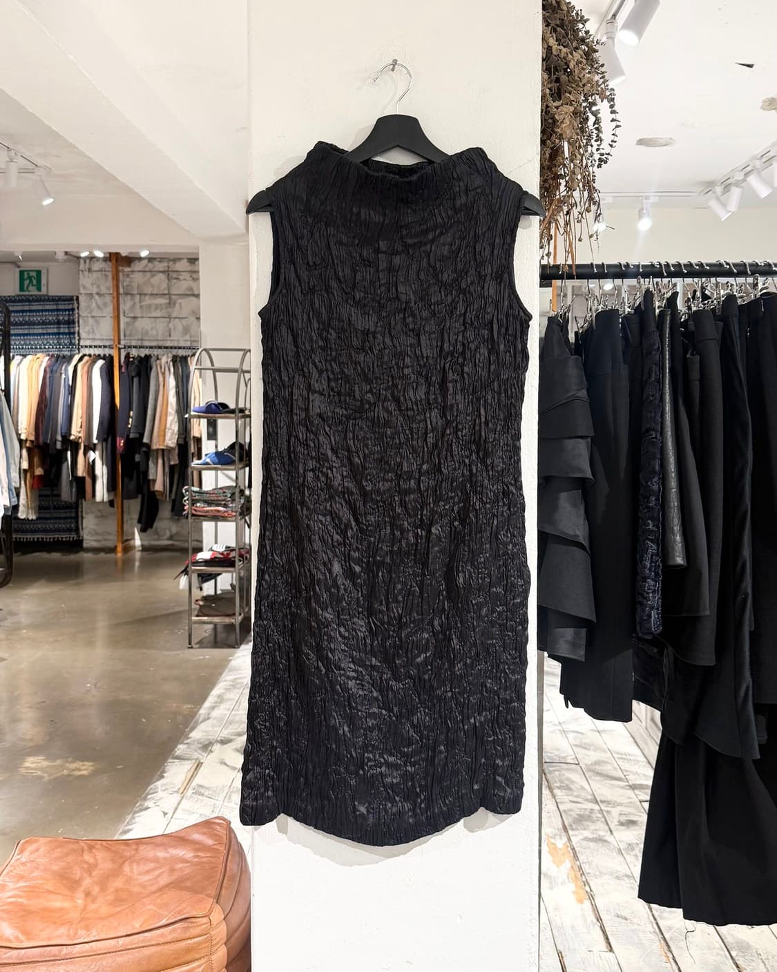 두산 블랙 링클 플리츠 실크 슬리브리스 원피스 상품이미지1