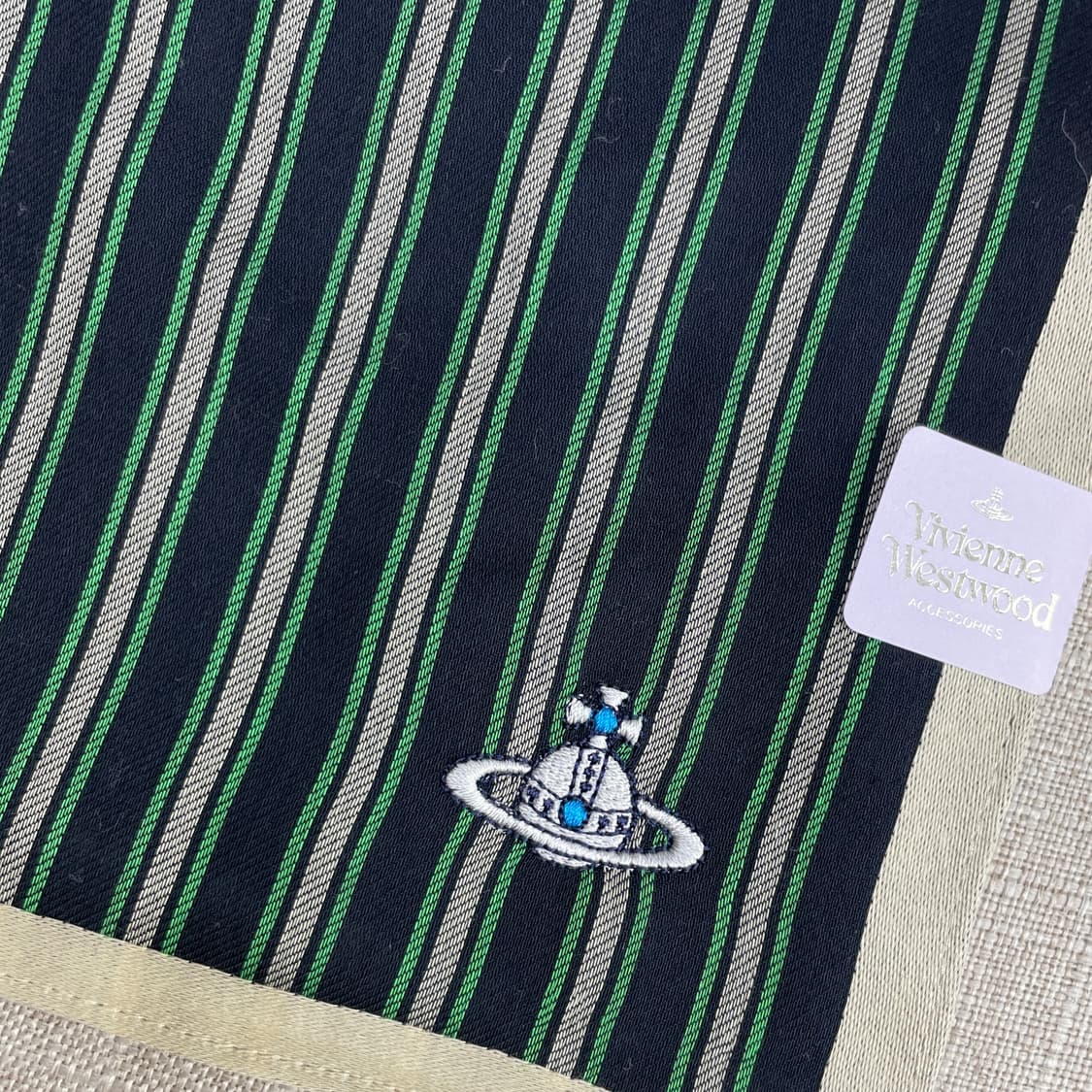 [새상품] 비비안웨스트우드 스트라이프 손수건 명품 쁘띠스카프 상품이미지1