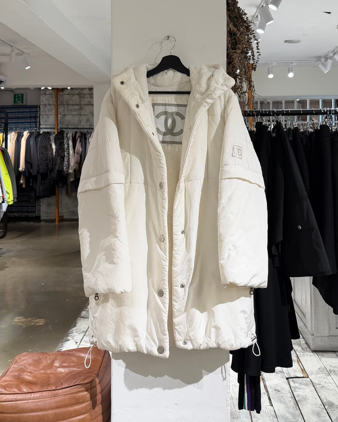 샤넬 화이트 fw00 로고 후드 플리스 패딩 상품이미지1