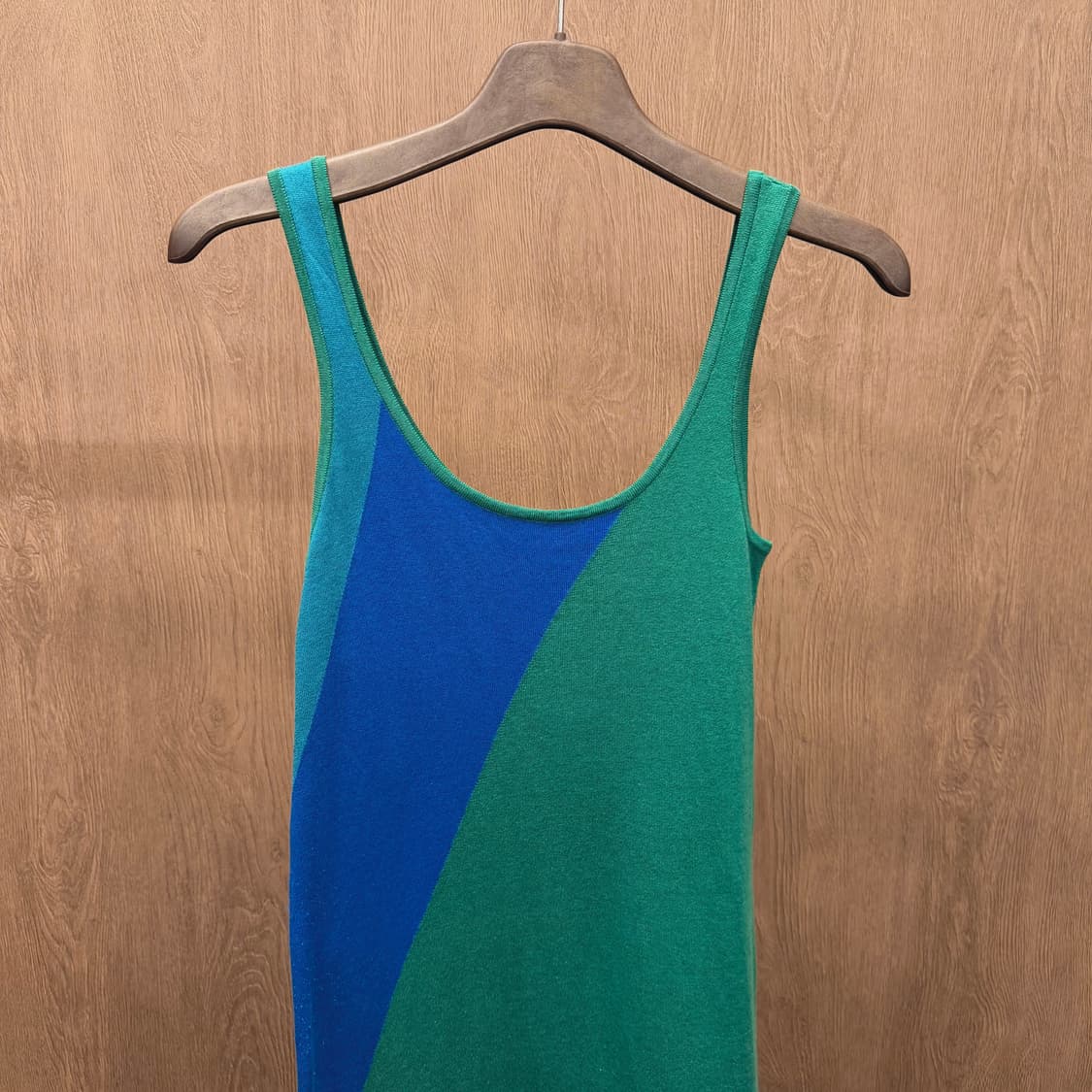 띠어리 라운드넥 슬리브리스 니트 원피스 블루 사선 컬러 블록 디테일 그린 상품이미지4