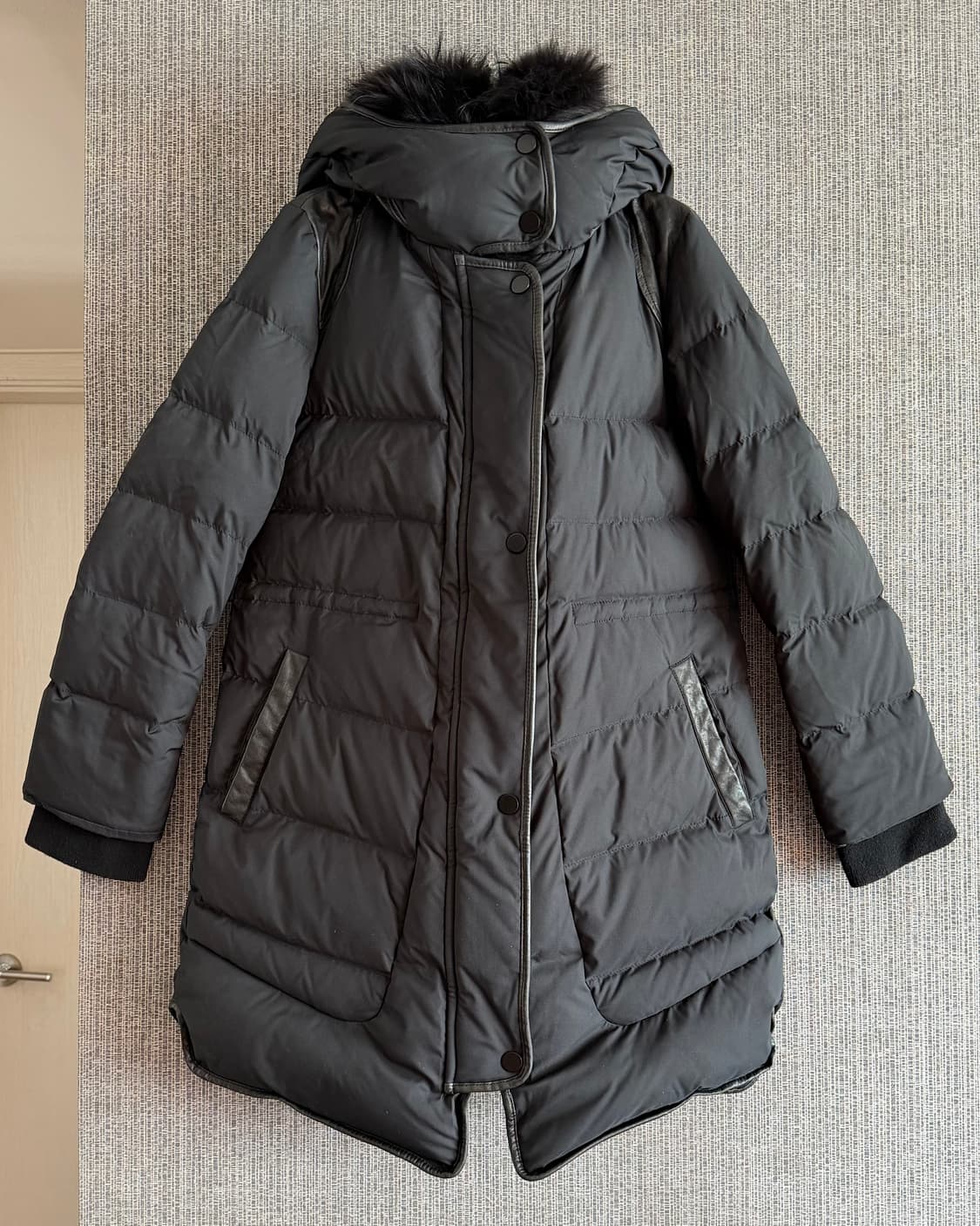 모그 MOGG 블랙 후드 구스다운 패딩 점퍼 라쿤털 탈부착 양가죽 트리밍 상품이미지2