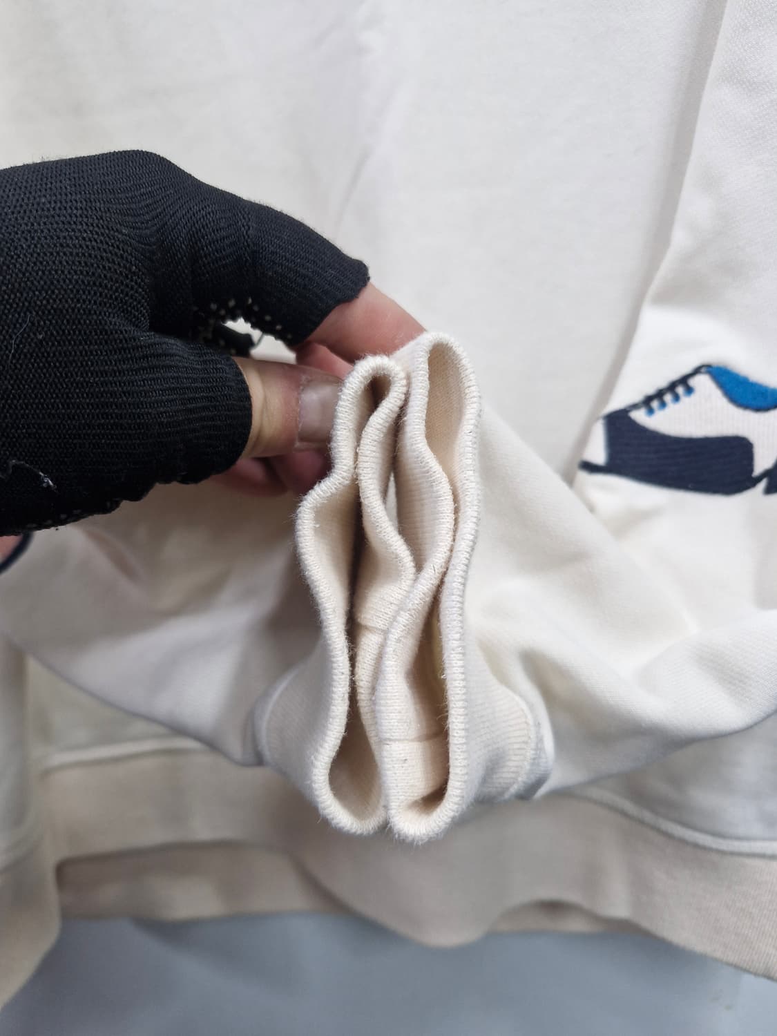 105XL 커스텀멜로우 (코오롱) 카페 자수 패치 맨투맨. 상품이미지4