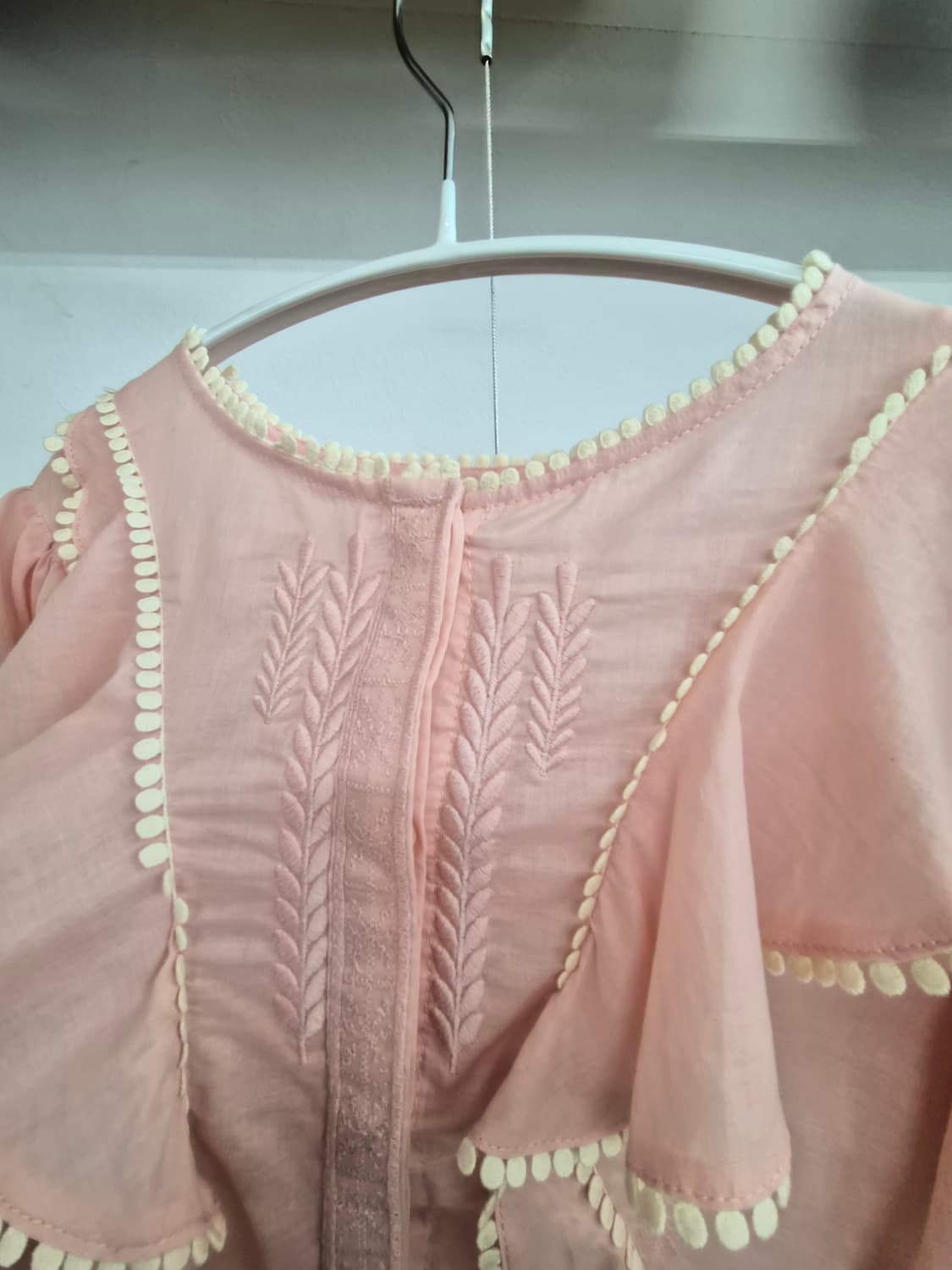 릴리브라운 프릴자수 블라우스 상품이미지4