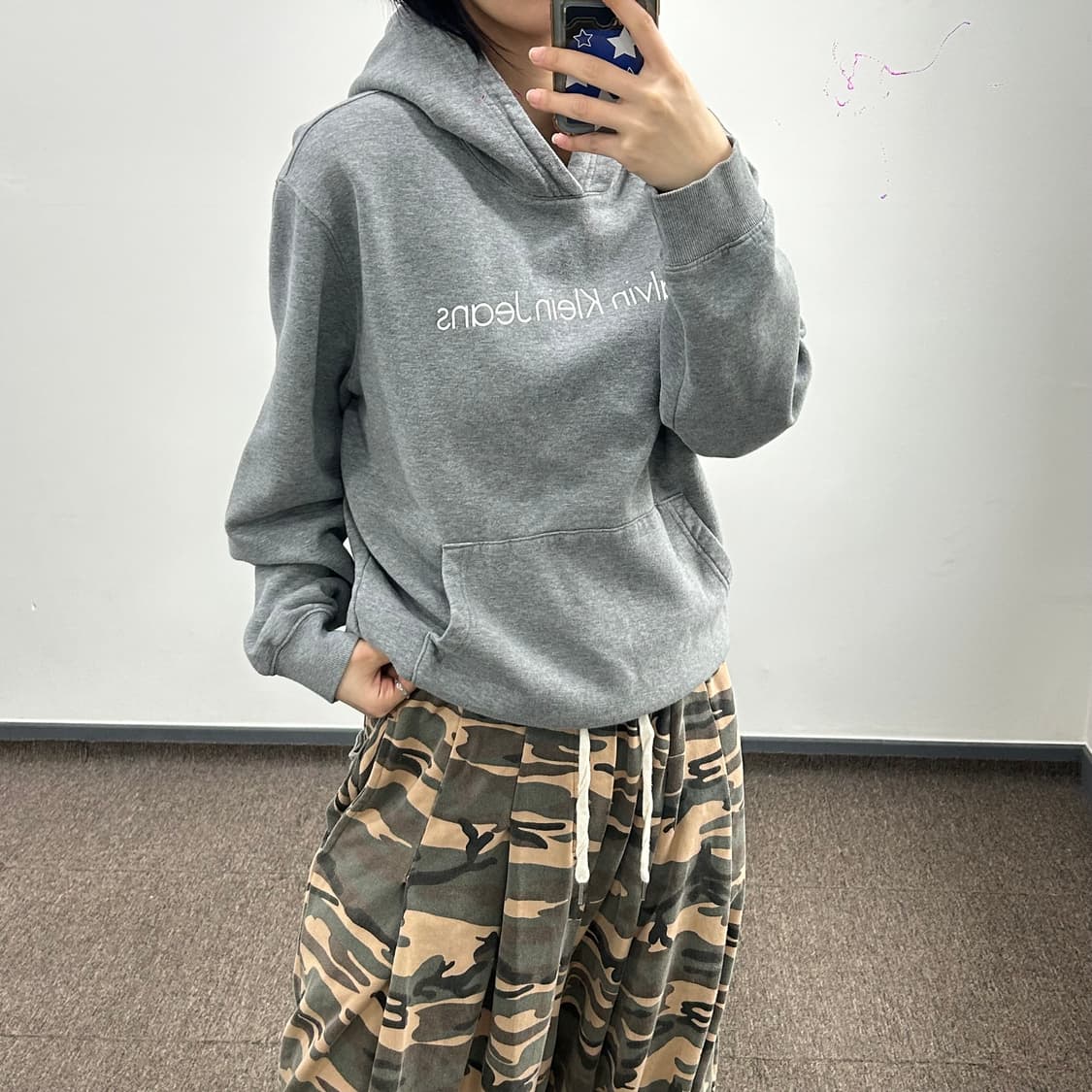 Calvin Klein 켈빈클라인 스펠아웃 로고 그레이 후드티 상품이미지1