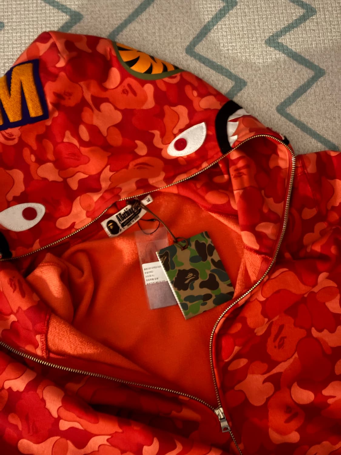 청담 매장판 베이프 서울 익스클루시브 한정판 레드 카모 샤크 집업 후디 상품이미지1