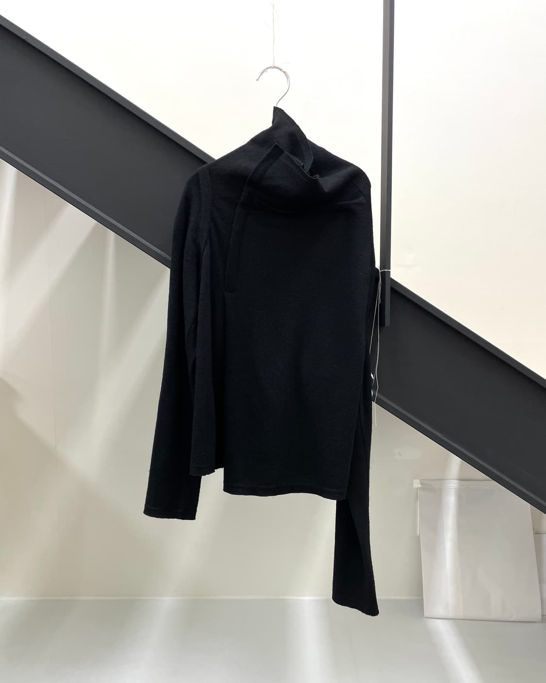 꼼데가르송 비대칭 컷앤쏘 니트 탑 상품이미지1