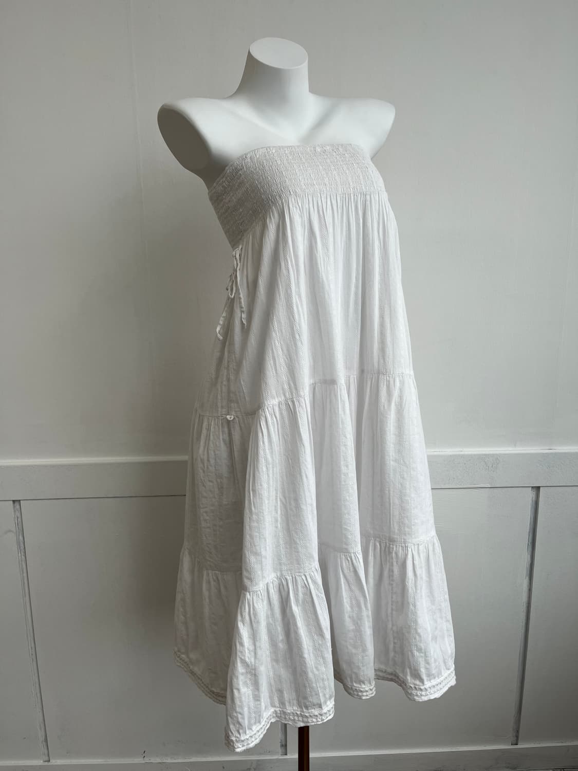 화이트 스모크 아일렛 원피스 상품이미지1