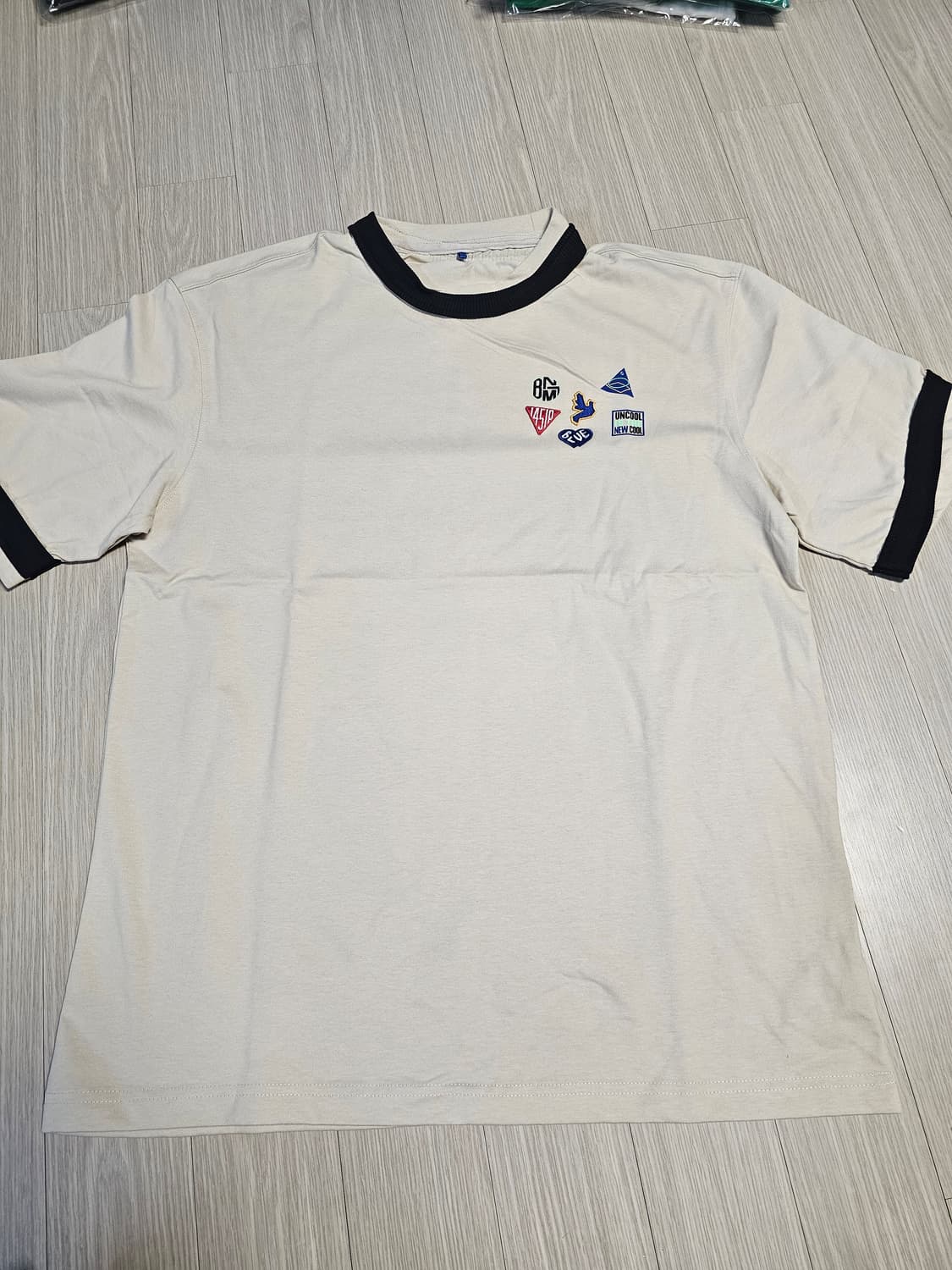 아더에러 배지 반팔티 A2 새상품 판매합니다  상품이미지2