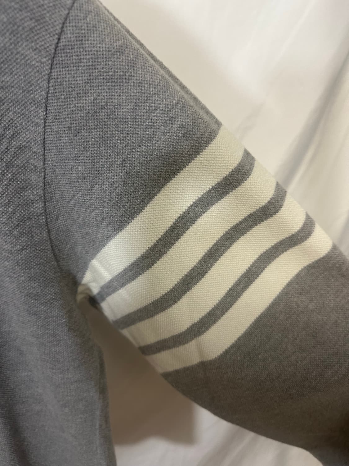 톰브라운 4선 완장 롱슬리브 그레이 (3) 상품이미지5