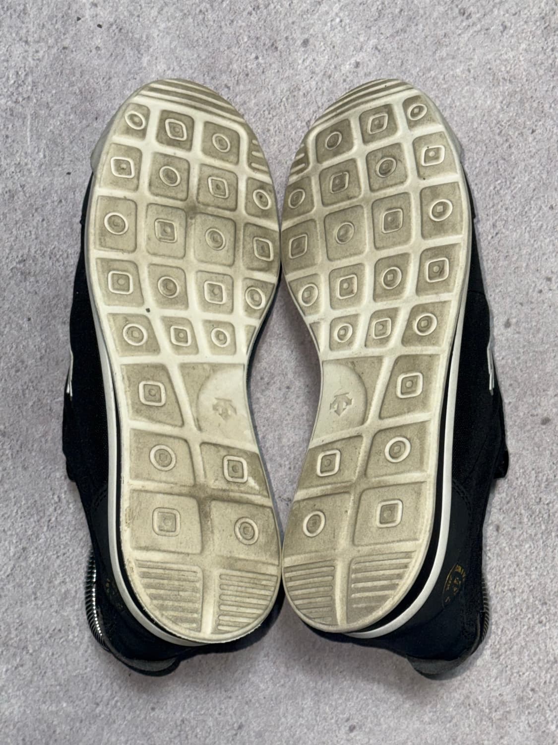 데상트 크론템포 블랙 스니커즈 240 상품이미지5