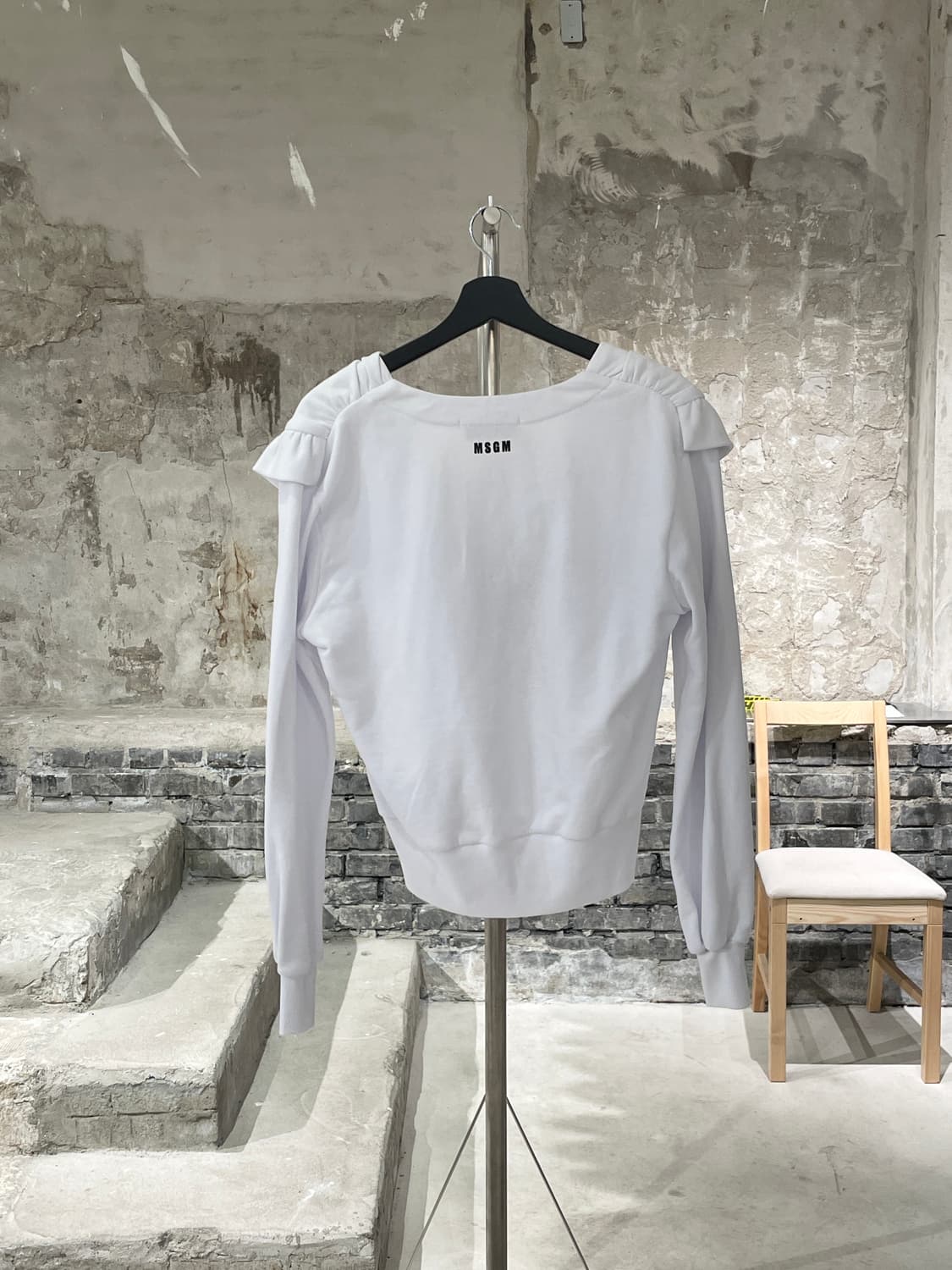 msgm 화이트 앵커 로고 프릴 V넥 크롭 스웻 셔츠 상품이미지6