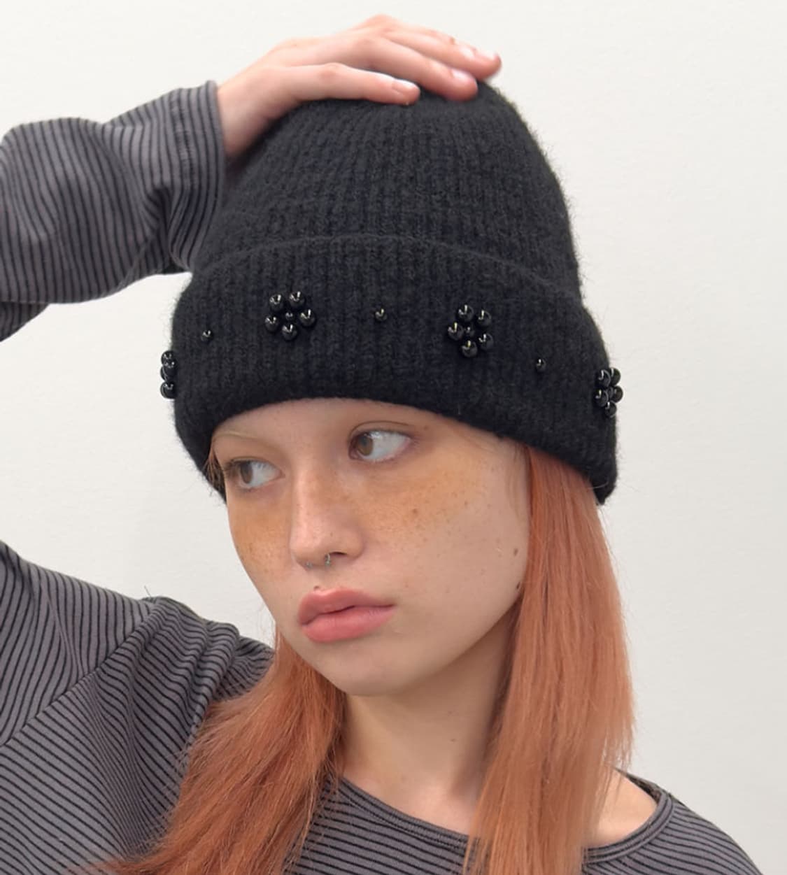 Beaded Petal Beanie [Black] 상품이미지1