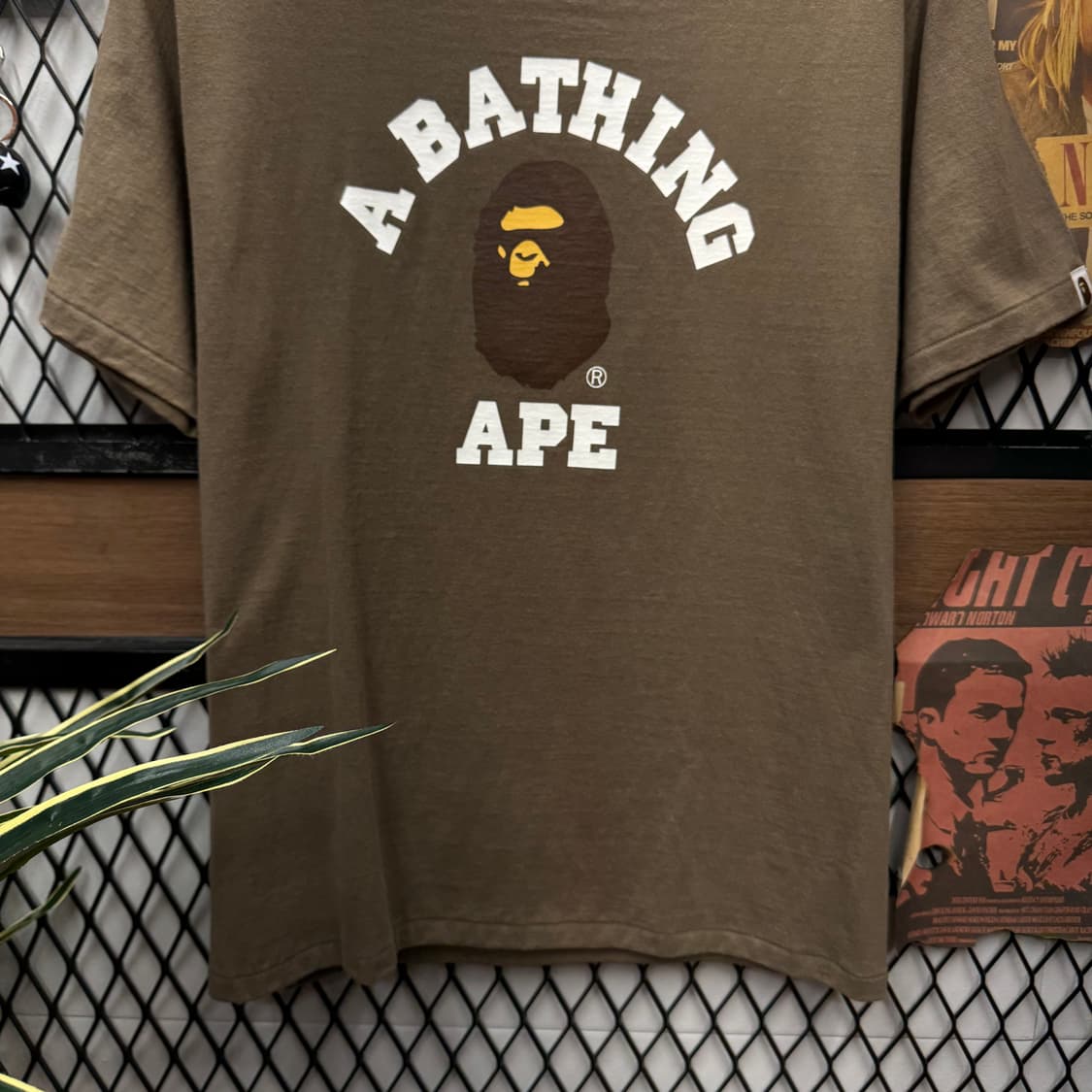 베이프 반팔 티셔츠 전면 클래식 고릴라 로고 디테일 카키베이지 상품이미지4