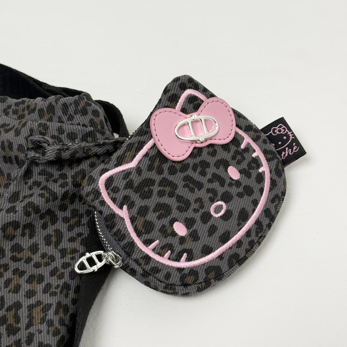 (새상품) 아떼바네사브루노 x 헬로키티 르봉 레오파드 그레이 백팩 겸 숄 상품이미지7