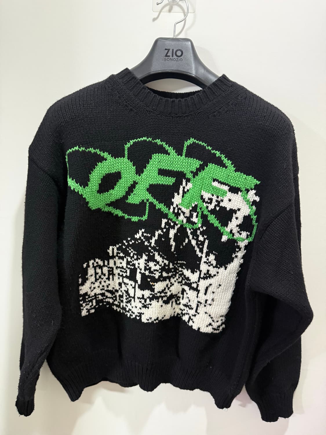 오프화이트 블랙 니트 상품이미지1