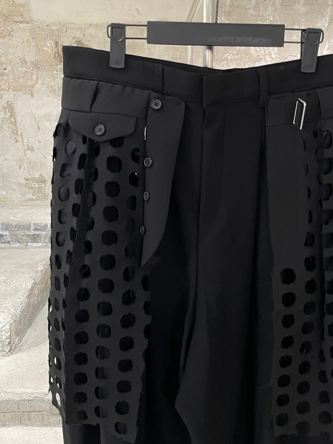 design by 영민 블랙 펀칭 컷 아웃 래핑 와이드 슬랙스 상품이미지2