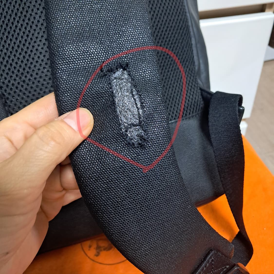 만다리나덕 블랙 가죽 백팩(어깨끈 손상)남녀공용가능 상품이미지10