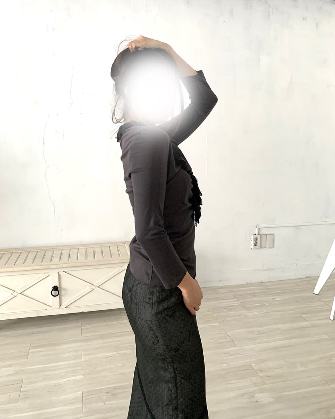 Feminine Charcoal Ruffle Blouse 상품이미지3