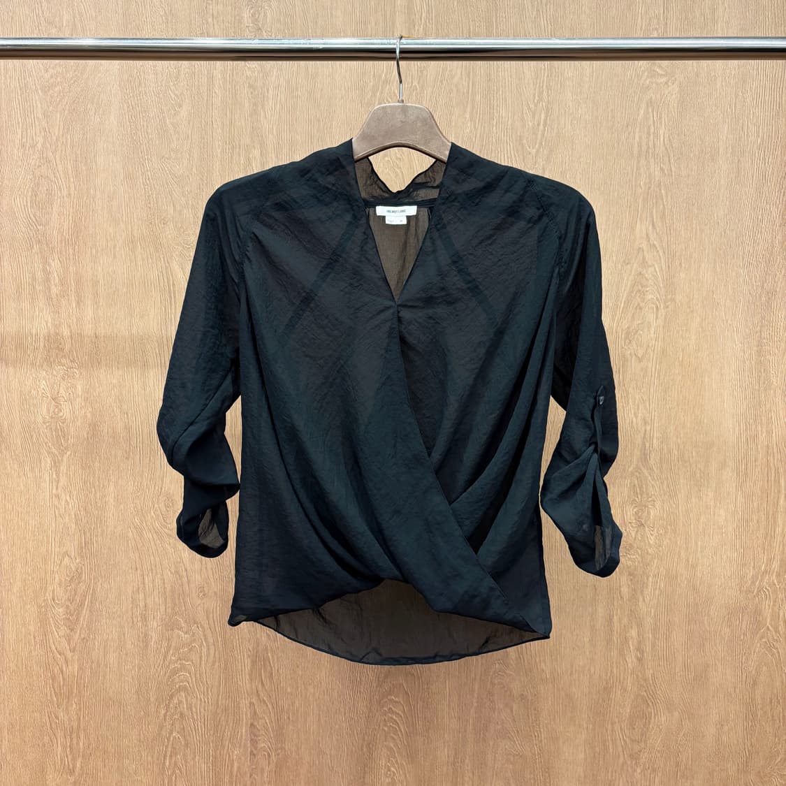  헬무트랭 시스루 블라우스 브이넥 밑단 셔링 소매 버튼 디테일 블랙 상품이미지2