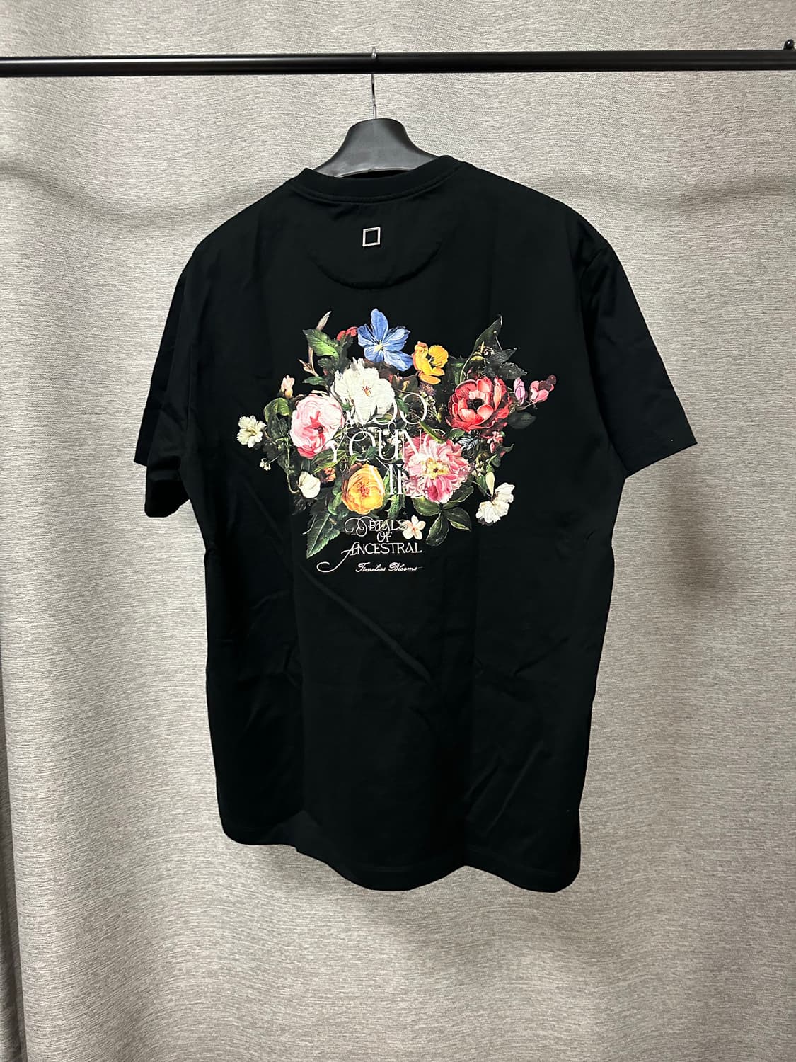 25SS 우영미 백로고 플라워 반팔티 블랙 (46)  상품이미지1