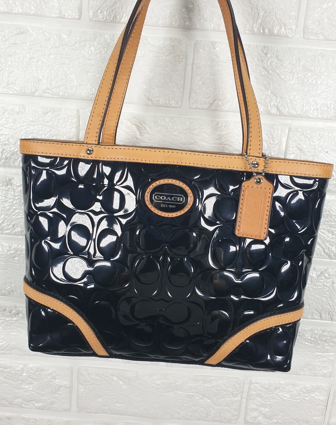 코치 페이트 엠보스드 에나멜 토트백 상품이미지4